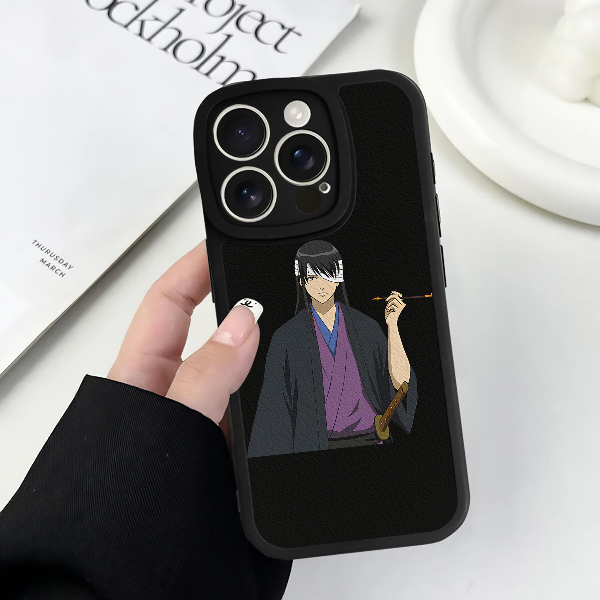 （画像用） ぎんたま 坂田銀時（さかたぎんとき） 神楽 志村新八（しむら しんぱち） GINTAMA Sakata Gintoki Kagura Shimura Shinpachi 【iPhone 16シリーズ対応】シリコンスマホケース（レザー調） 材質：シリコン